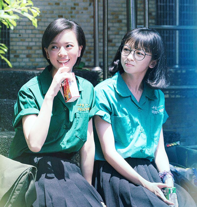 ひとつの机、ふたつの制服